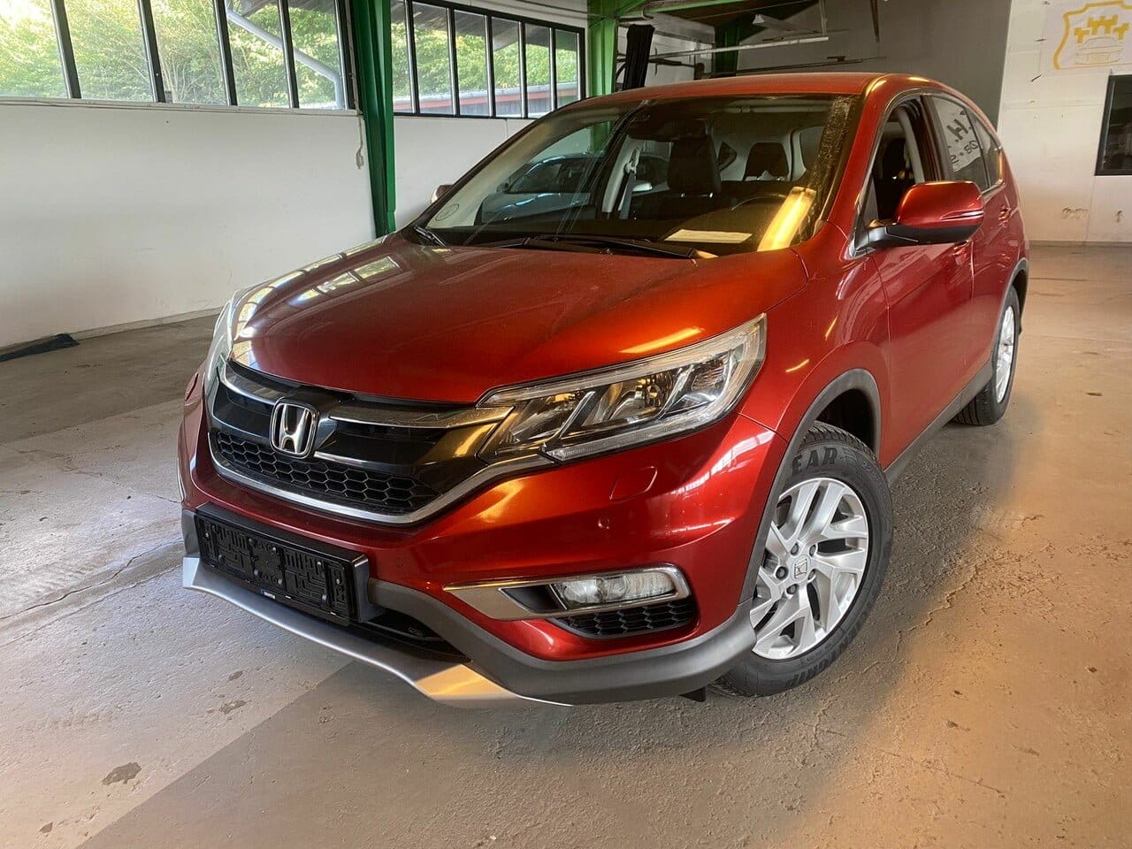 Rød SUV parkeret indendørs i garage