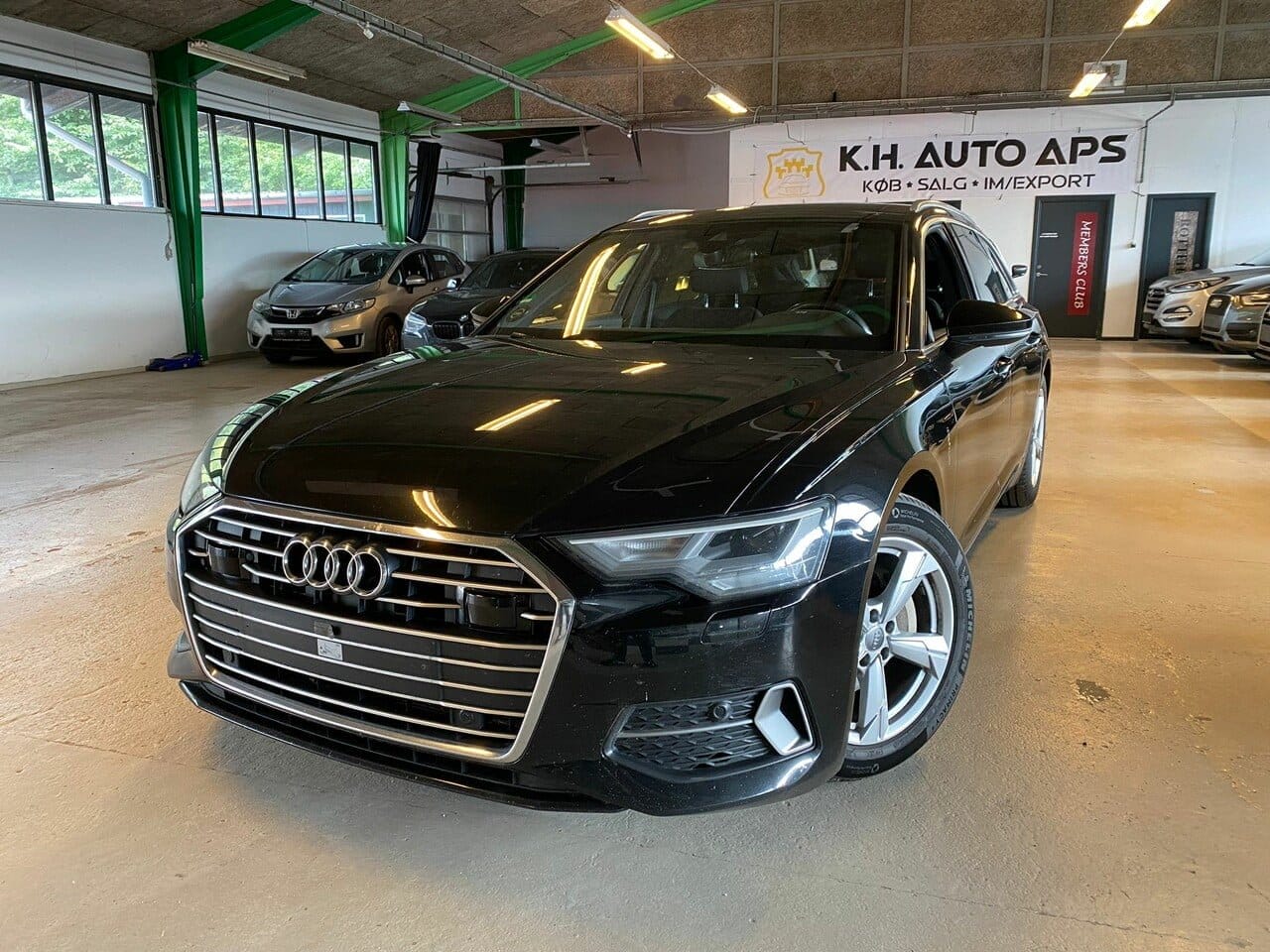 Sort Audi sedan i biludstillingslokale