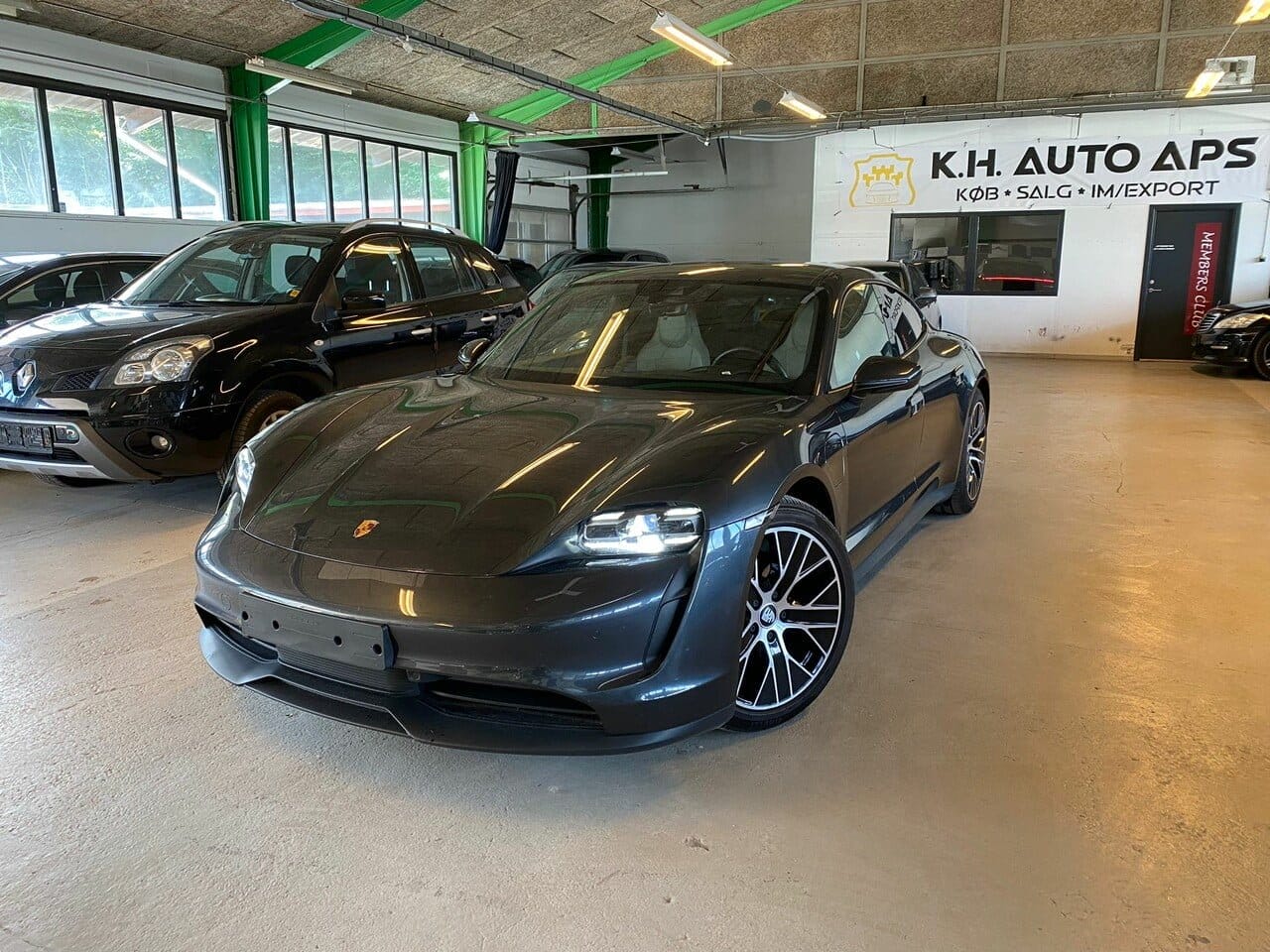 Sort sportsbil udstillet hos K.H. Auto APS