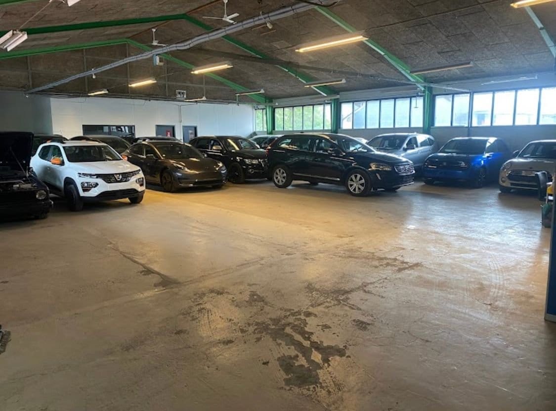 Flere biler parkeret i en garagehal