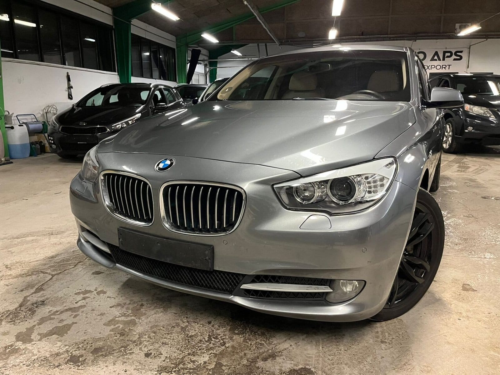 Sølvgrå BMW parkeret i garage