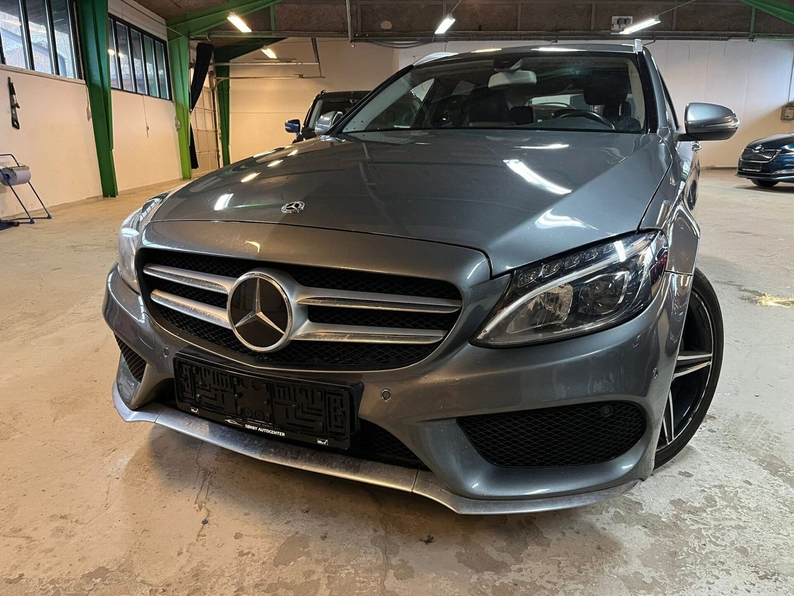Sølv Mercedes-Benz parkeret i garage