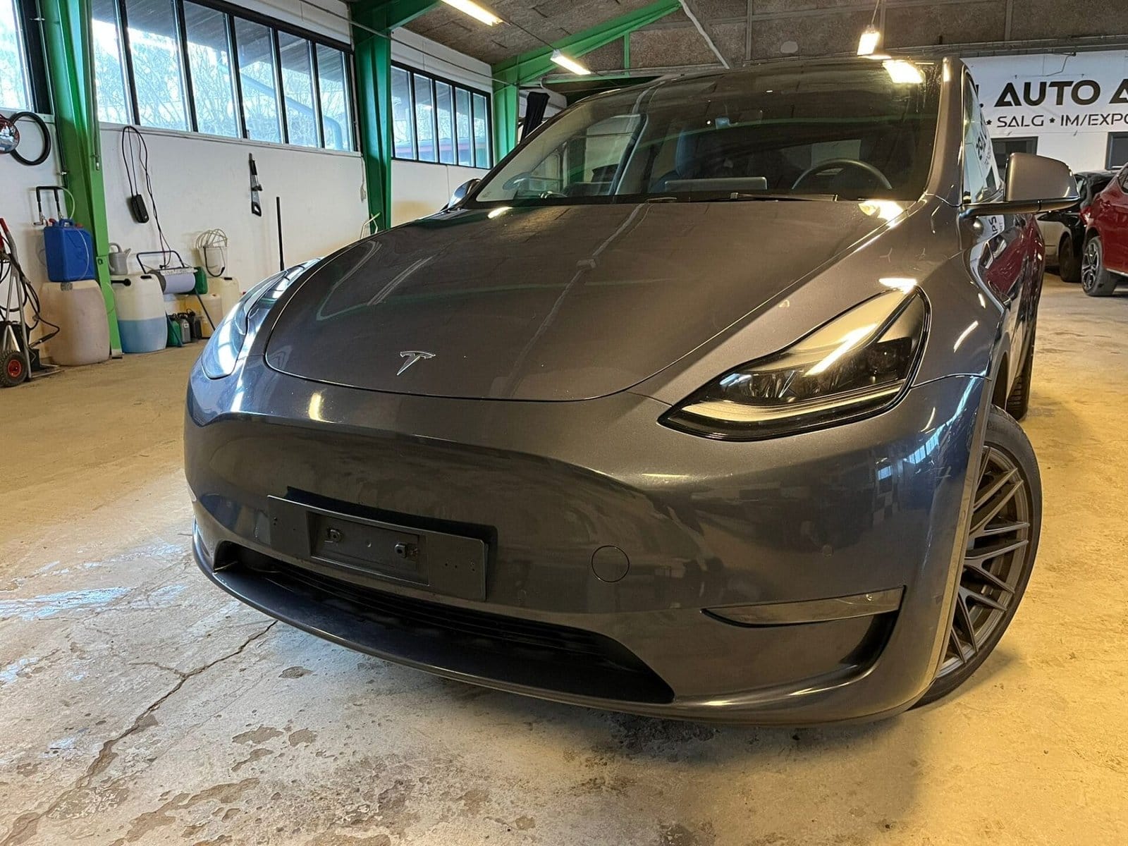 Grå Tesla elbil parkeret i garage