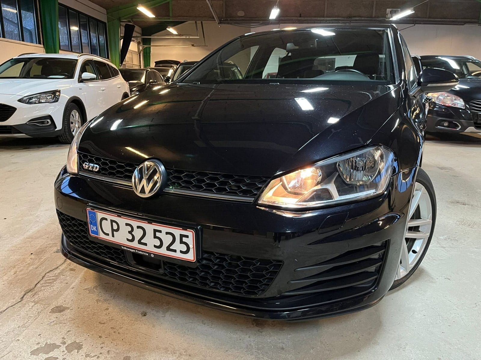 Sort Volkswagen Golf GTD parkeret i garage
